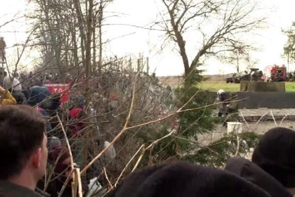 Yunanistan düzensiz göçmenlerin sınırı geçmesini önlemek amacıyla koyduğu jiletli teli güçlendirdi