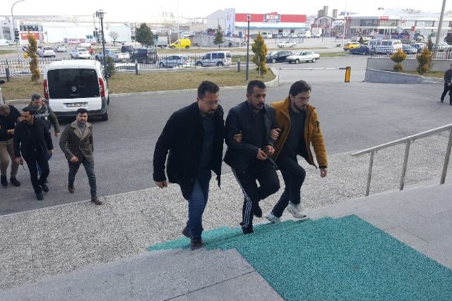 Kendilerini polis olarak tanıtıp gasp yaptıkları ileri sürülen 4 kişi tutuklandı