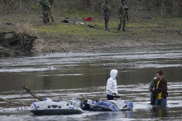 Yunanistan geçişlere izin vermedi, sığınmacılar nehrin ortasında kaldı