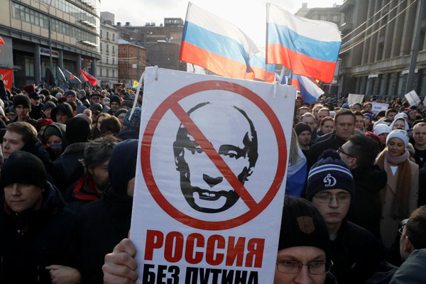 Protestocular sokağa indi: Putin istifa