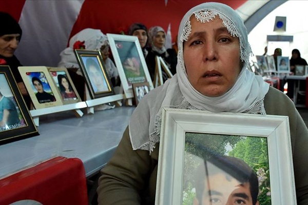 Evlat nöbetine bir aile daha katıldı