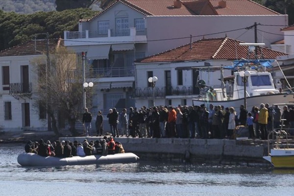 Midilli'de göçmenlerin karaya çıkışını engelleyip gazetecilere saldırdılar
