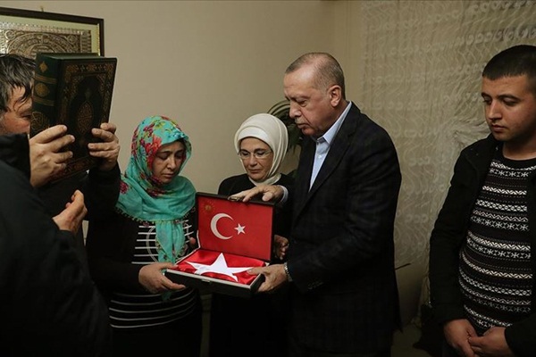 Cumhurbaşkanı Erdoğan'dan İdlib şehidi Baysal'ın babaevine ziyaret
