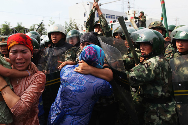 Uygur Türkleri ünlü markaların fabrikalarında zorla çalıştırılıyor