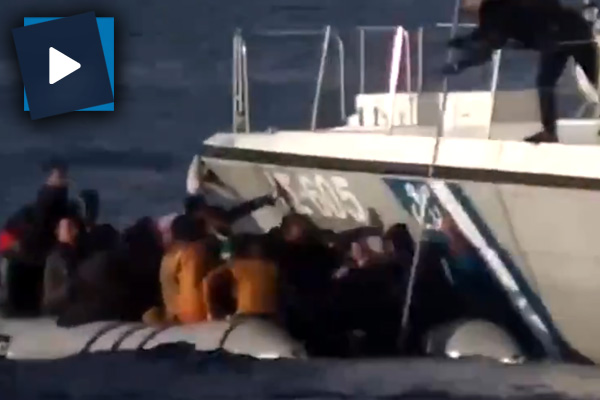 Yunan sahil güvenliği bir mülteci botunu böyle devirmeye çalıştı