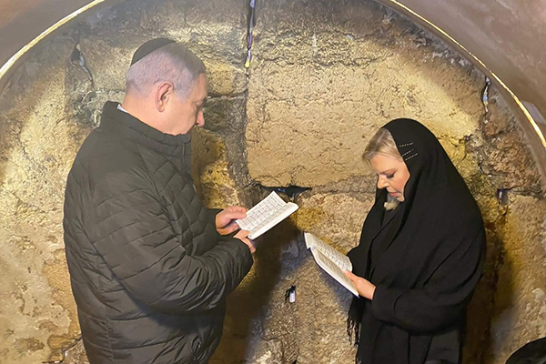 Netanyahu ve karısı, seçimi kazanmak için ‘Ağlama Duvarı’nda dua etti