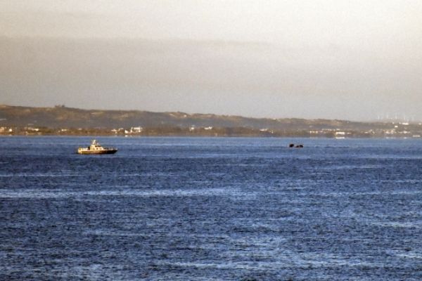 Yunan güvenlik güçleri, düzensiz göçmen botlarını zorla geri döndürdü