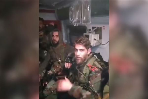 Esed rejimi askerleri ambulansları kalkan yaptı