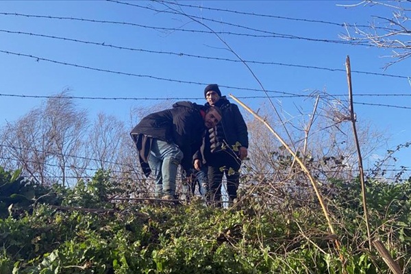 Göçmenler tel çitleri keserek Yunanistan'a geçiş yaptı