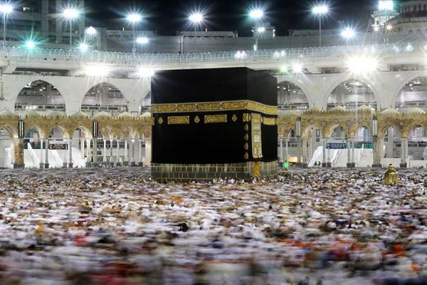 Suudi Arabistan umre ziyaretlerini durdurdu