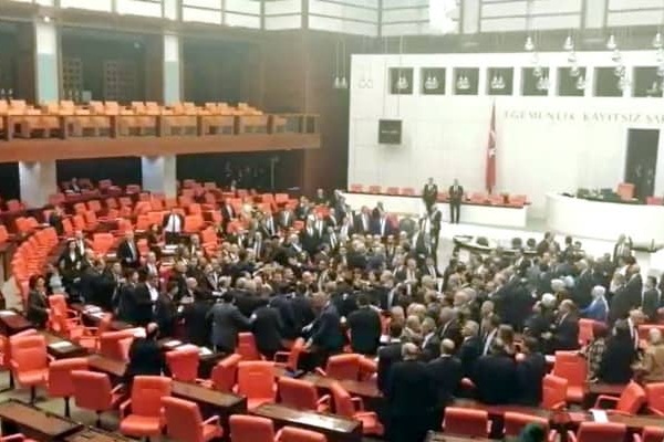 TBMM’de yumruklu kavga