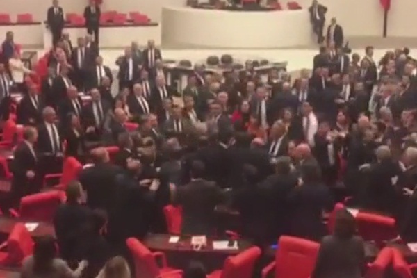 TBMM’de yumruklu kavga