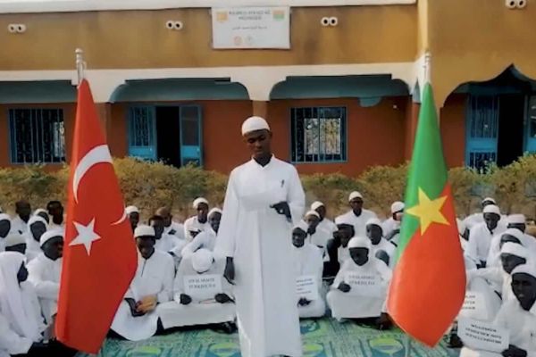 Afrikalı öğrenciler: Mehmetçik son kalemizi koruyor