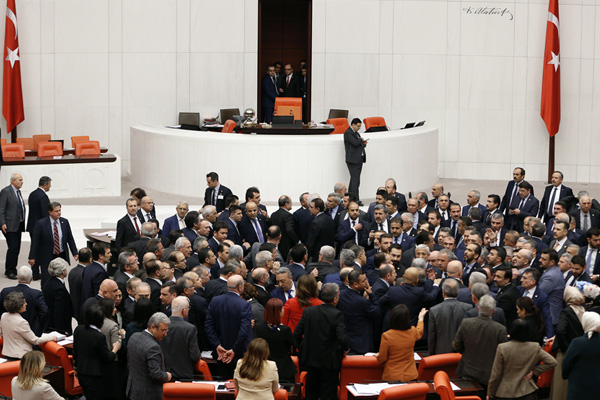 Meclis'te Engin Özkoç kavgası!