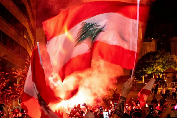 Lübnan halkı ekonomik kriz nedeniyle sokaklara indi