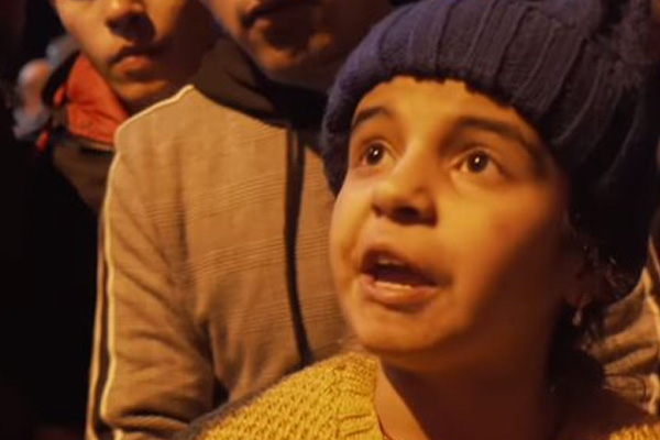 Yunan görevlilerin ailesinden ayırdığı Menice babasıyla buluştu