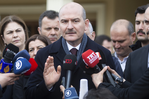 Süleyman Soylu: Tam donanımlı bin özel harekat polisini Yunan sınırına gönderiyoruz