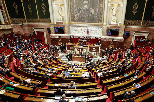 Koronavirüs, Fransız Parlamentosu'na da sıçradı