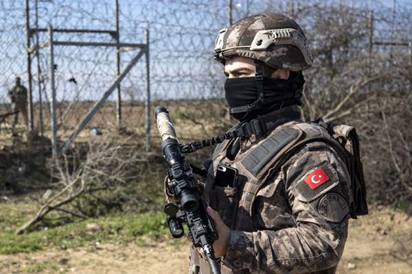Özel harekat polisleri Yunan sınırında!
