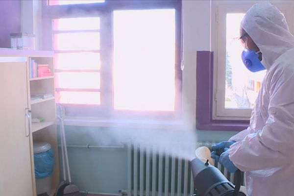 Meslek liselerinde üretilen dezenfektanlar okulları temizleyecek