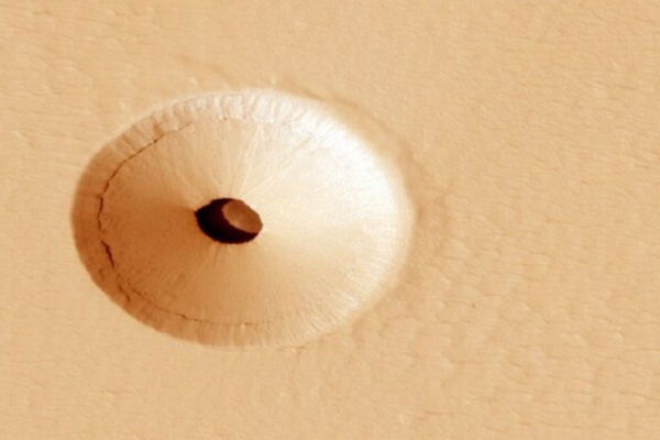 Mars'ta 'gizemli' delik