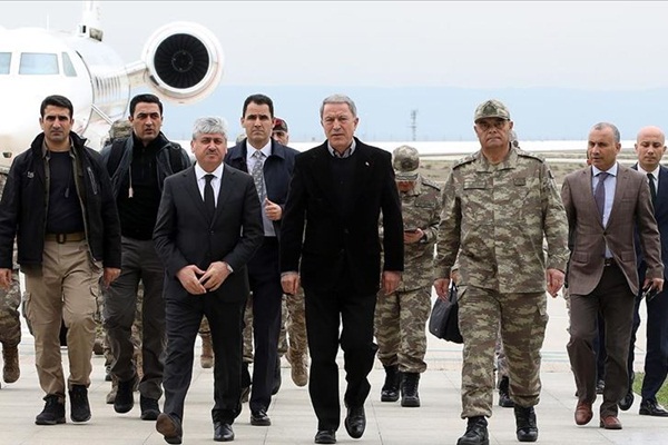 Bakan Akar ve komutanlar sınırın sıfır noktasında incelemeler yaptı