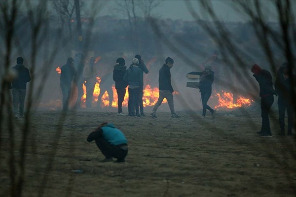 Yunanistan'dan sığınmacılara gaz bombası ve tazyikli su ile müdahale