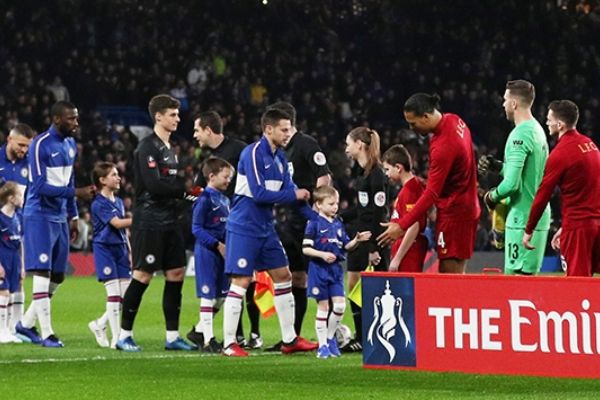 Premier Lig’de futbolcular el sıkışmayacak