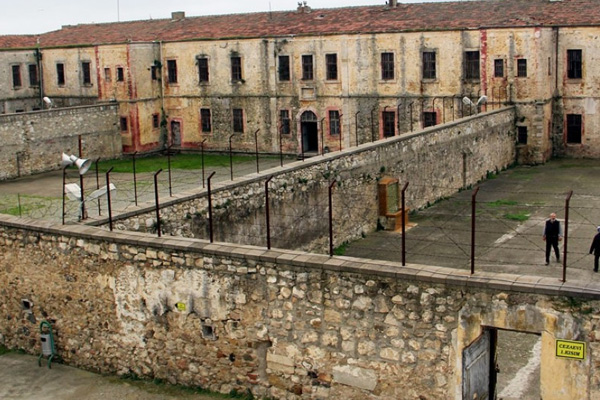 Adalet Bakanlığından önemli adım: Cezaevlerine kreş, anaokulu ve lise kurulacak