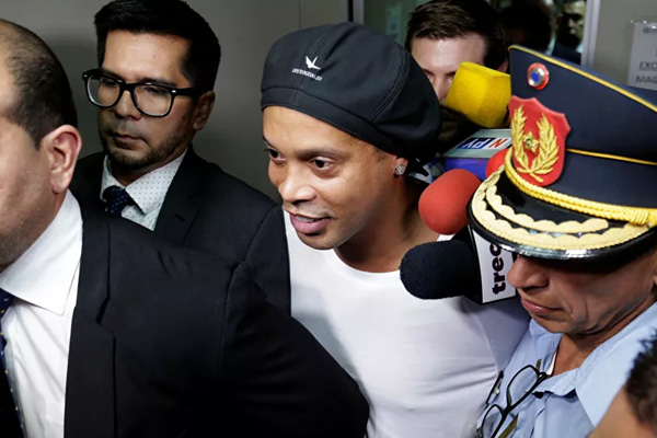 Ronaldinho, Paraguay'da tutuklandı