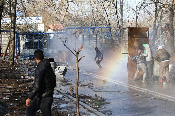 Yunanistan'ın sığınmacılara sert müdahalesi devam ediyor