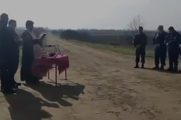 Sınıra giden papaz, Yunanları kutsadı