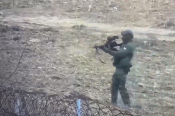 Yunan askeri, sığınmacılara mermi yağdırdı