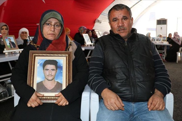 Evlat nöbetine bir aile daha katıldı