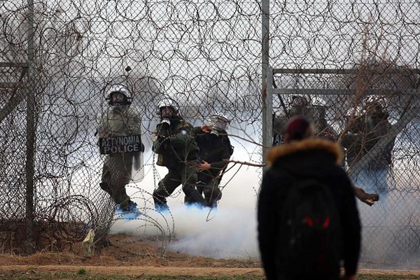 Yunanistan mülteci yardımlarını kesecek