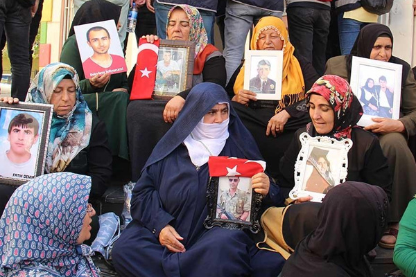 Evlat nöbetindeki iki aile daha çocuğuna kavuştu