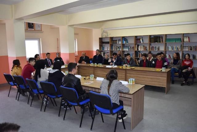 Aslanapa'da 'Hem okuyoruz hem konuşuyoruz' isimli söyleşi programı