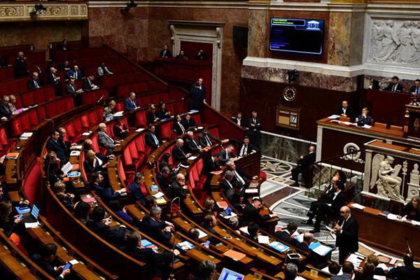 Korona, Fransız Parlamentosunu da işgal etti