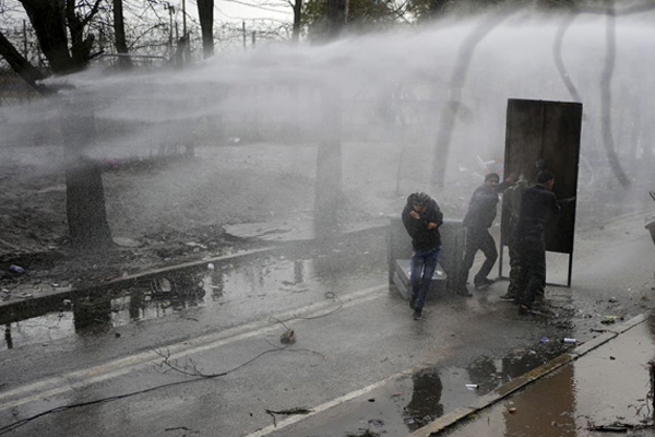 Yunan çiftçiler sınır hattındaki göçmenlere zehirli tarım ilacı sıktı