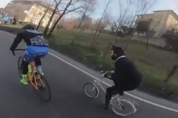 Kiliseye yetişmeye çalışan rahip, bisikletçileri geçti