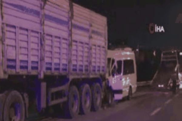 İşçi servisi seyir halindeki kamyona arkadan çarptı: 12 yaralı