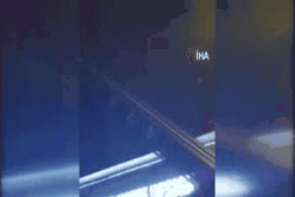 Ümraniye’de mobilya mağazasının çatı katında yangın