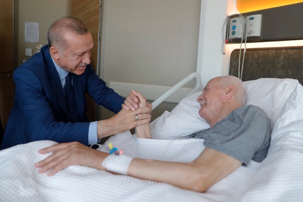 Eski Adalet Bakanı hayatını kaybetti