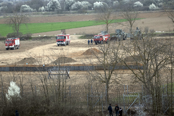 Yunanistan hudut birlikleri sınır hattına 'siper' kazıyor