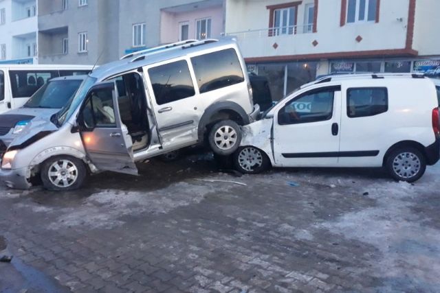 Kontrolden çıkan kamyonet adeta uçtu