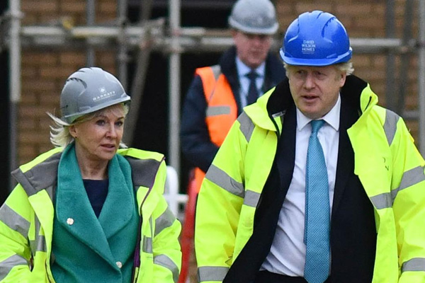 İngiltere Sağlık Bakanı Yardımcısı Nadine Dorries koronavirüse yakalandı