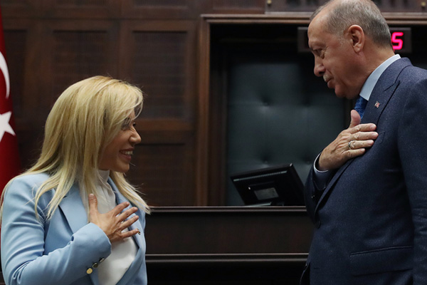 İYİ Parti'den istifa eden Çokal AK Parti'ye geçti: Rozeti Cumhurbaşkanı Erdoğan taktı