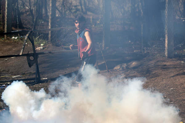 Yunan askerleri gaz fişeklerini sığınmacıları hedef alarak atıyor
