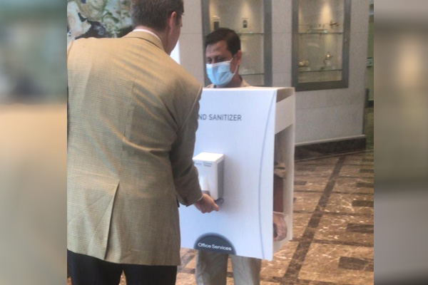 Suudi Arabistan'da tepki çeken ''koronavirüs'' önlemi: Göçmen çalışanı el dezenfektanı gibi giydirdiler