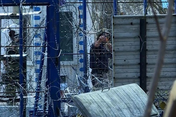 Yunan askeri, sığınmacılara sapanla taş attı